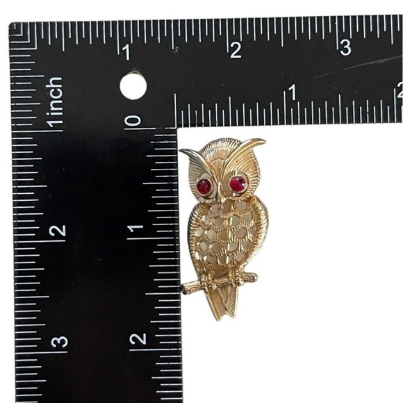 Avon Vintage Cabochon Owl Brooch Pin Gold Tone Red Jelly Eyes Signed 1980s 1.75" - Picture 5 of 5